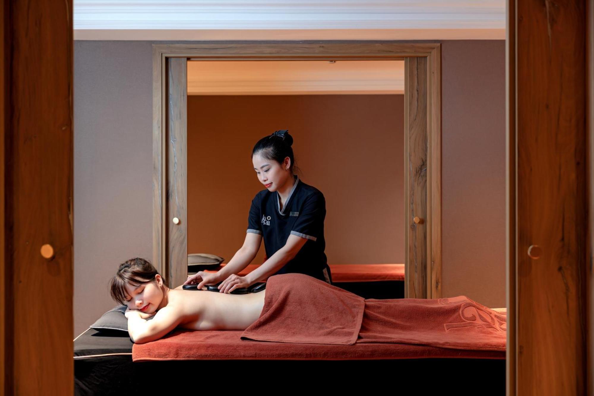 La Siesta Classic Hang Thung Hanoi Eksteriør billede A woman receiving a massage